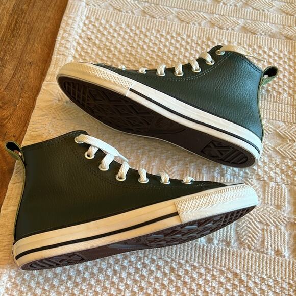 Chuck Taylor Sherpa lined leather youth size 2 - Picture 6 of 10